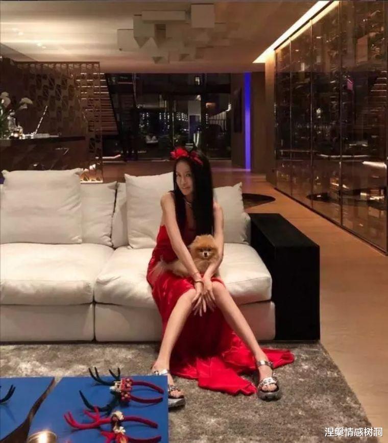 [美国]71岁华裔设计师晒美照，一双腿堪比17岁少女，特朗普女儿是她粉丝