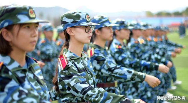 大学|大学军训时，为啥教官总是盯着女生看，大一新生：幸亏早知道