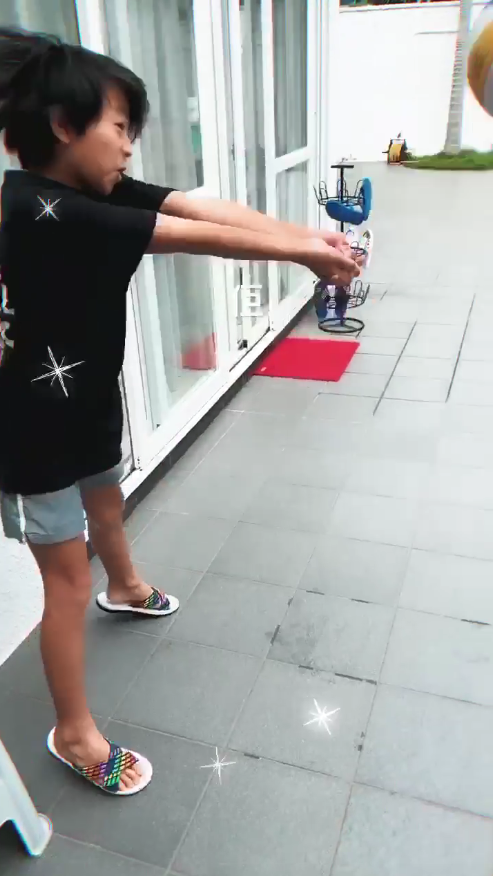 张柏芝|三胎儿子生父首曝光？张柏芝带孩子自家泳池玩耍，男子意外出镜高大帅气