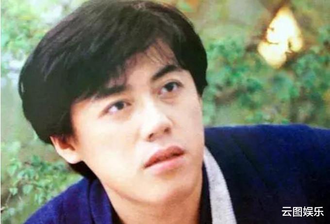 张宇|张宇与妻子十一郎为爱子庆生，22岁儿子罕露面，比老爸高大帅气