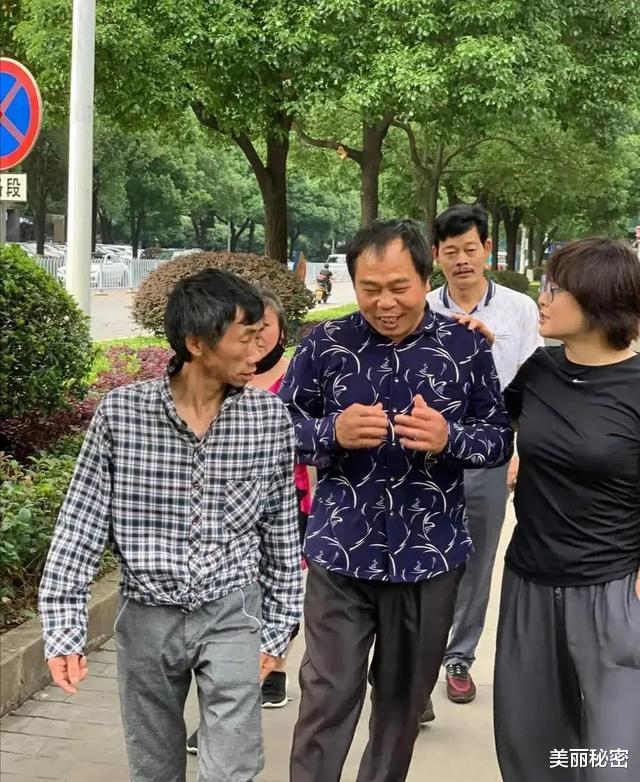袁立|47岁袁立严重发福，穿耐克T恤臃肿懒散，退出娱乐圈后彻底放飞