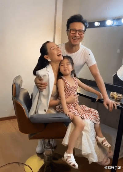 章子怡|汪峰带女儿探班章子怡，当众献吻老婆甜齁，醒宝捧五亿珠宝超淡定