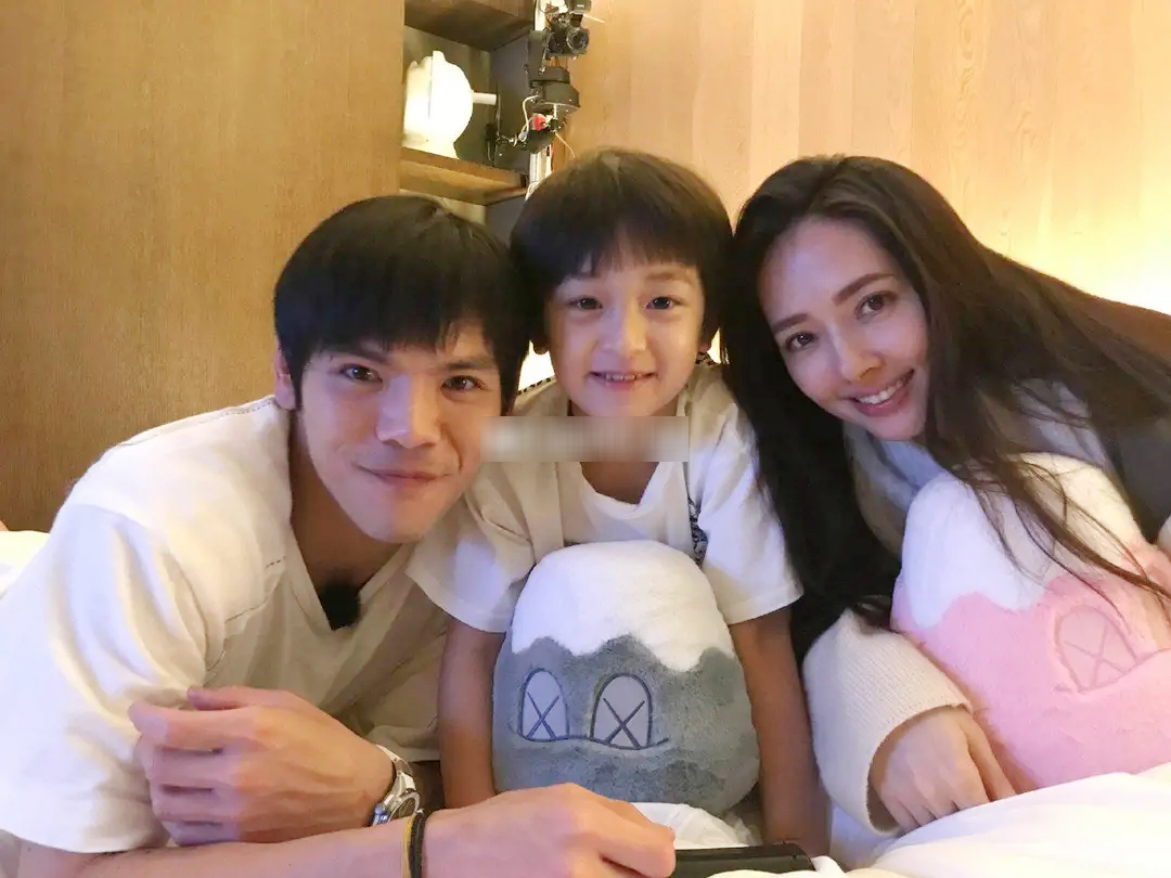 郭碧婷|郭碧婷爸爸晒女儿庆生现场照，意外曝光家中小客厅，向佐惊喜露面