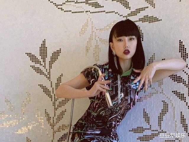 黄龄|王智道歉超过8小时，黄龄回应三个表情，称已经造成伤害