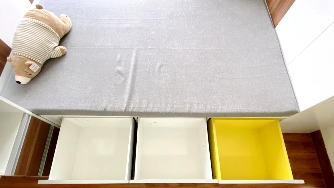 设计师|119平的三房两厅实装案例,全屋家具胡桃木配白色系,简直美哭了