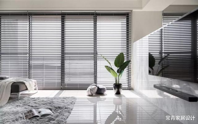 ：越来越多人家都不装窗帘，都装百叶窗，光影效果自带高级质感