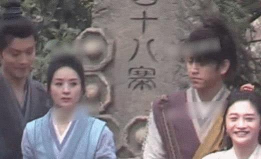 『赵丽颖』32岁赵丽颖已无少女感？和22岁周洁琼同框，差距一清二楚