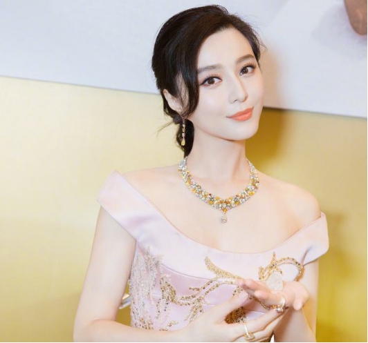 范冰冰■恭喜范冰冰在日本复出成功？广告满大街都是