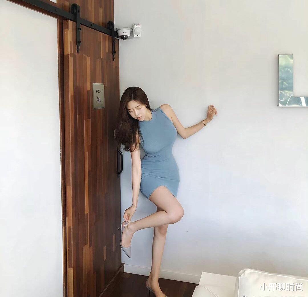 紧身裙|超显身材的宽吊带紧身裙,浅蓝色的版型简单又大方,舒适靓丽又好看