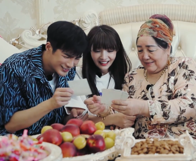 麦迪娜·买买提|麦迪娜妈妈翻出老相册,妈妈年轻时像港星,姐姐比麦迪娜还漂亮