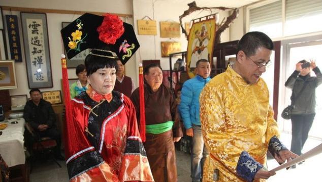 乾隆|男子自称乾隆7世孙，穿龙袍祭祖，拿出传家宝后专家无话可说