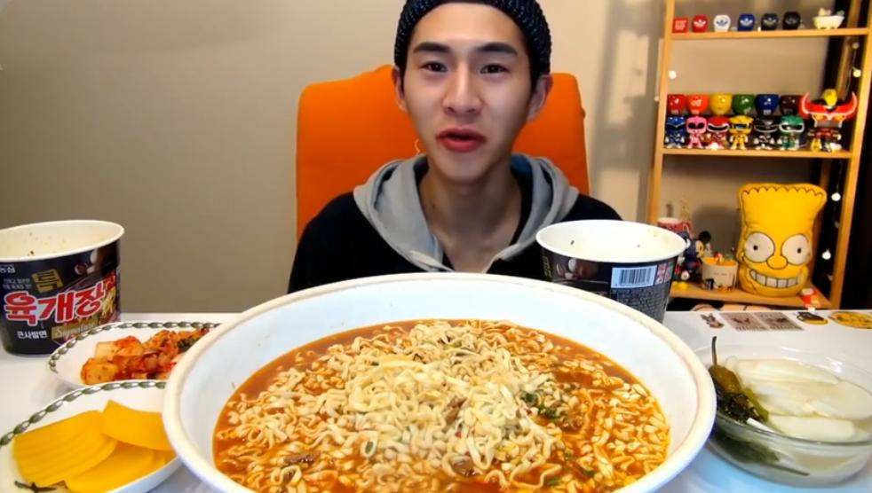 火鸡面▲大胃王吃30斤“火鸡面”，夹起一看露出马脚，网友：差点信了你！