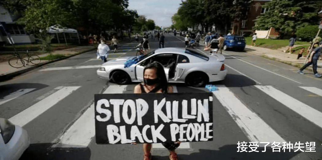 【美国】北京时间5月28日上午，美警察致黑人死亡的抗议者开始疯狂洗劫超市！