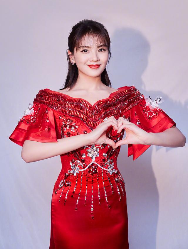 「空气刘海」刘涛真适合穿红色，气质端庄贵气十足，剪空气刘海不显老