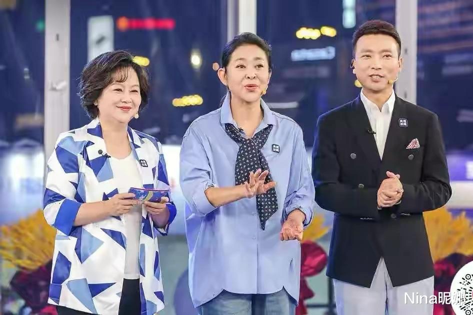 黄家强|61岁倪萍老了更“放肆”,穿真空西装听音乐会,涂桃红色唇妆美成焦点