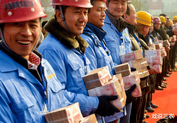 [保障农民工工资支付条例]农民工迎来“月薪制”，企业每月只发1000元？早了解，别“入坑”