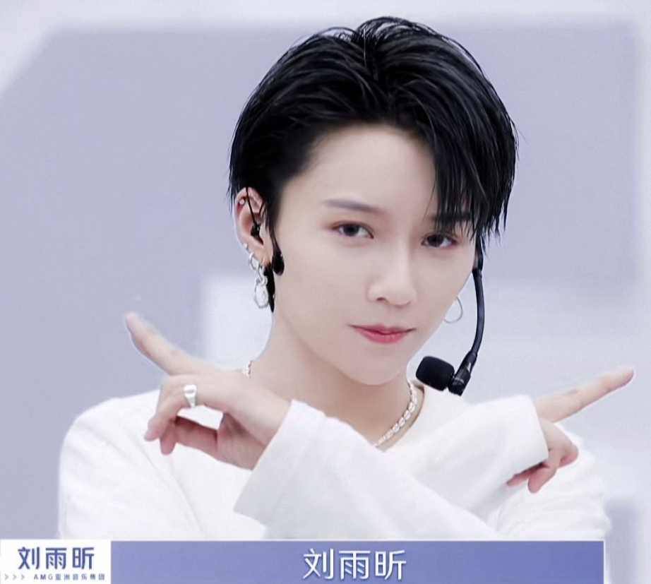 刘雨昕|THE 9成团20天，刘雨昕10条热搜，虞书欣8条，这3位仅2条