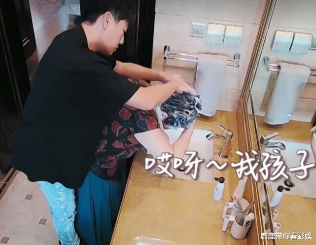 #秦昊#本以为秦昊妈妈头发是烫的，看到她早起美发的步骤，比艺人的还难打理