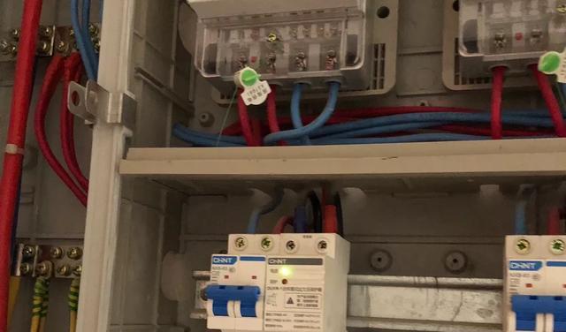 |家里有两台空调一台热水器，怎么选开关？空开还是漏保？多大的？