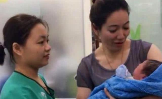 |“最美外婆”火出圈，抱着孙子一脸宠溺，外婆：别看我了，看孩子