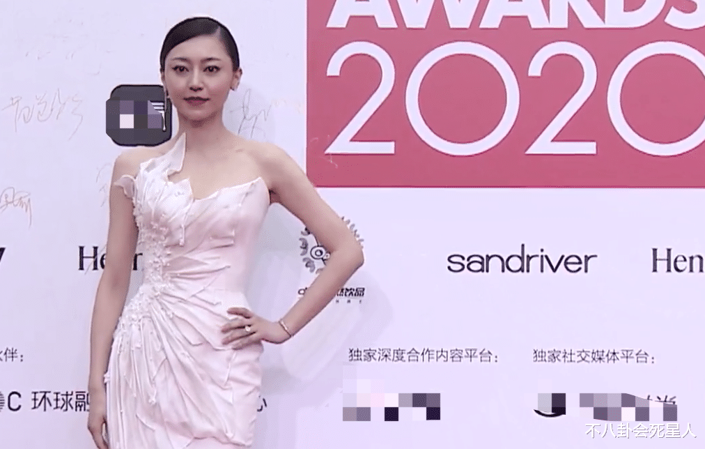 赵露思|ELLE红毯状况多:张嘉倪耳环掉了,赵露思腿粗,戚薇礼服像垃圾袋