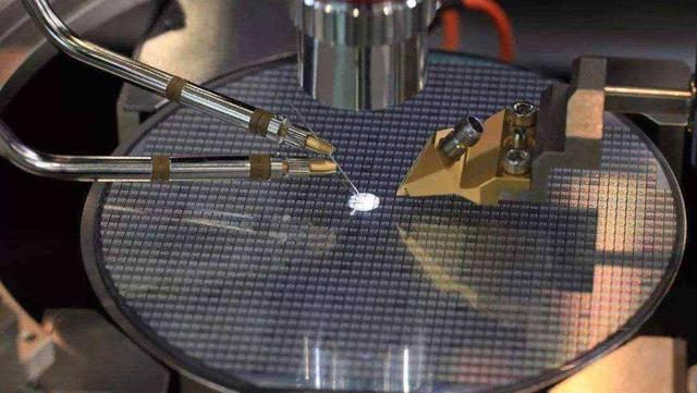 芯片|北大“碳基芯片”，真能完全摆脱ASML光刻机，实现“换道超车”？