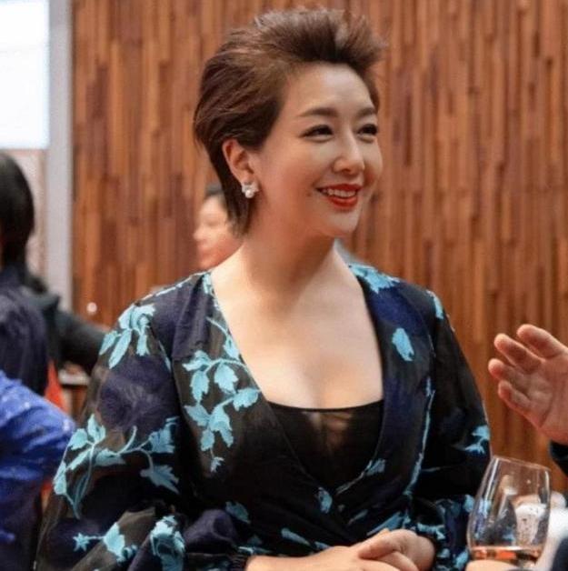 |“最美外婆”火出圈，抱着孙子一脸宠溺，外婆：别看我了，看孩子