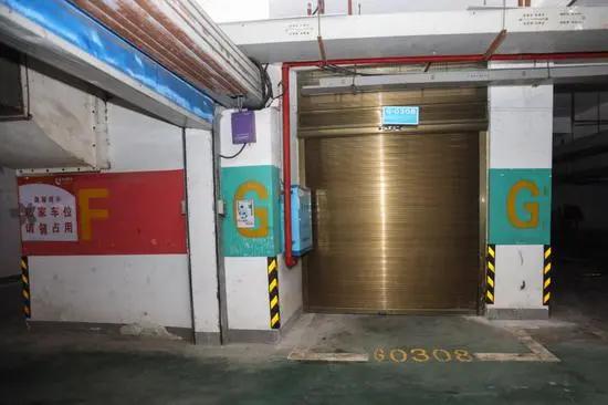 浙江省▲一小区90多个车位被一人买走，还…业主怒了：集体开砸