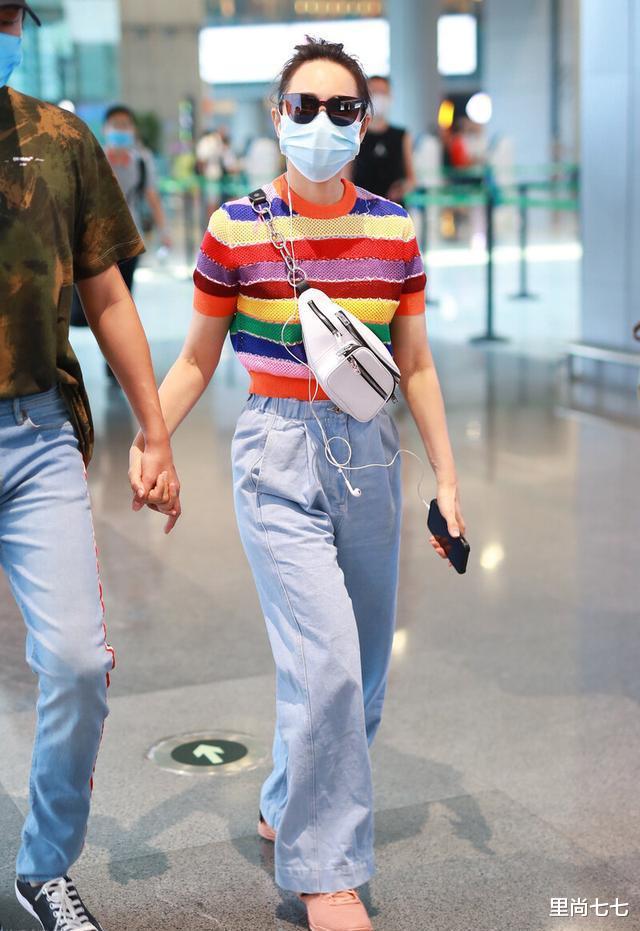 伊能静|秦昊夫妇走机场，伊能静穿彩虹衫扮嫩，罕见撩起刘海发际线太真实