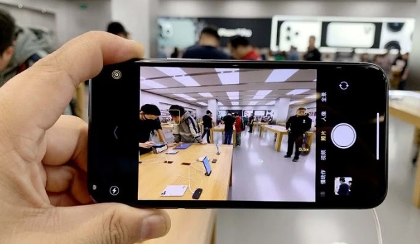 「iphone11」苹果手机中的销量冠军，打败小米和三星，登上全球第一的宝座