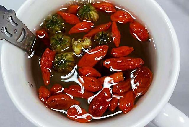 枸杞■喝枸杞很养生，但是加了这种东西的枸杞却很伤身，多便宜都别买