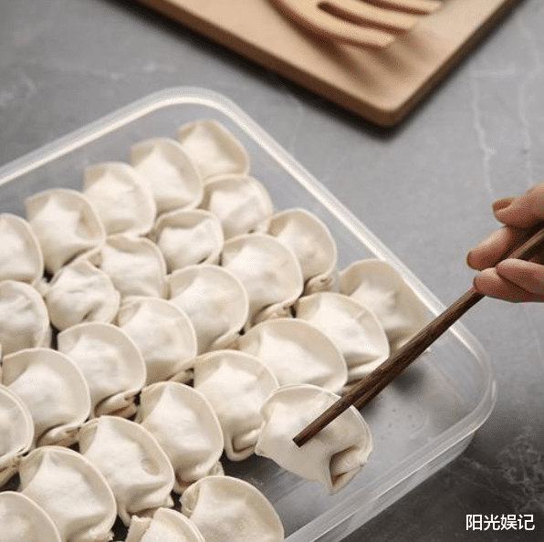 「饺子」包完饺子，直接放冰箱是大错！多做一步，拿时不粘底，煮时不破皮