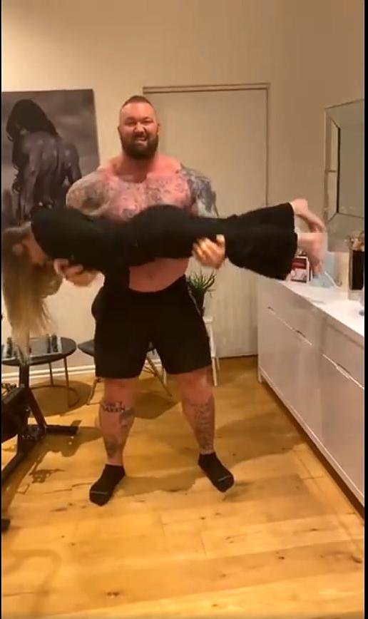 #大力士#魔山演员打破硬拉世界纪录,看到像山一样的身材,红毒蛇死得不冤