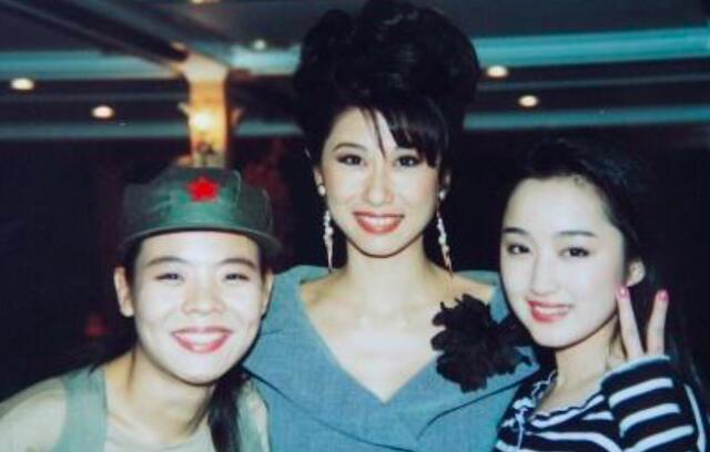 谢津|99年，谢津洗完澡穿戴整齐后，从楼上一跃而下，成韦唯一生的痛