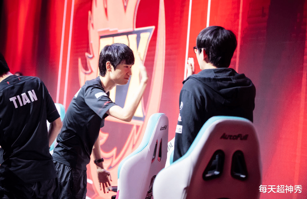 fpx战队|Lwx卡莎五杀！FPX击败ES收获连胜，Doinb无辜被CUE