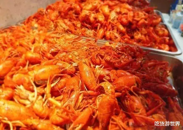 「小龙虾」洗小龙虾时，别再一只只刷了，用这水泡10分钟，洗得干净又彻底