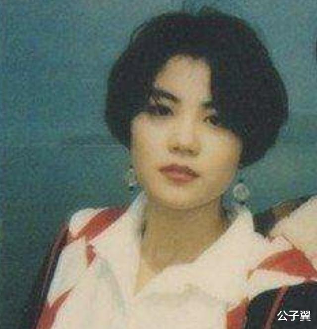 王菲@王菲出生到小学的私人相册曝光，牵出一段出道前的隐秘往事