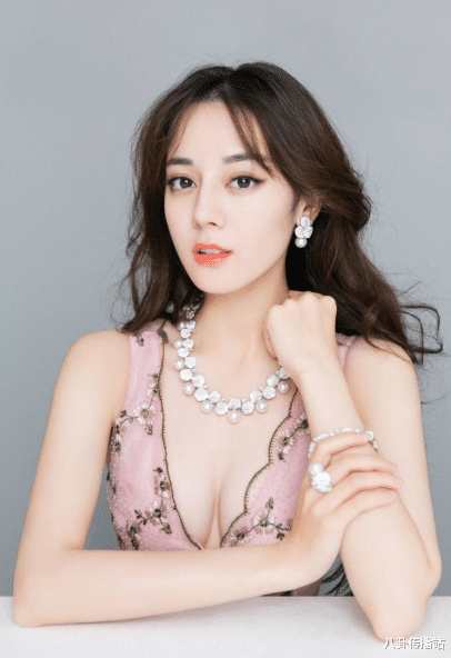 「新疆维吾尔自治区」为何网友都直呼要等她长大？看了照片后我终于明白了！