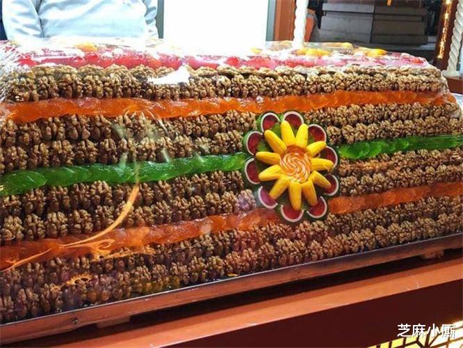 切糕|切糕小哥感叹：名声败坏后，如今降到100元以下，生意都不复当年