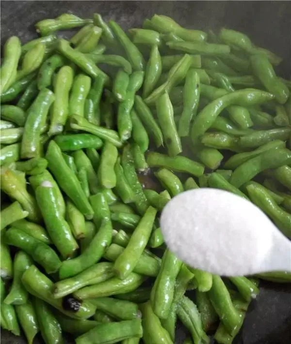 【牛肉汤】春天遇这菜，我从不还价，钙是牛奶6倍，一买就是三四斤