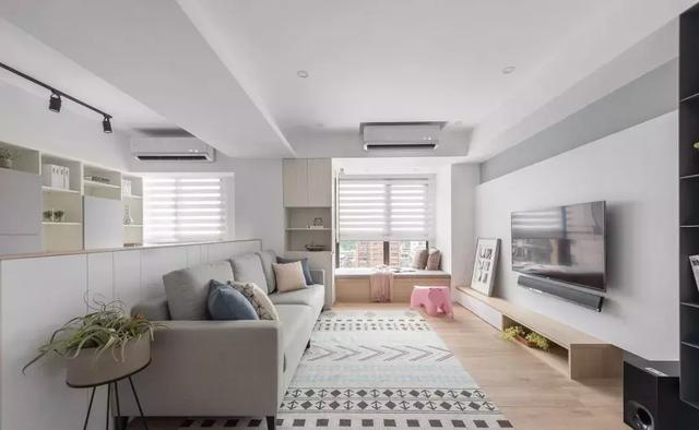 地板|客厅连接阳台,要不要装隔断门?幸好我精明,一锤下去赚了好几万