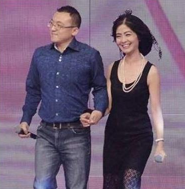 非诚勿扰|《非诚勿扰》51岁阿姨被34岁小伙\抱\走,5年过去,现状令人唏嘘