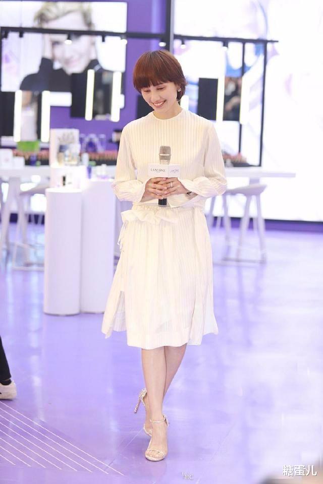 刘海|袁泉剪少女刘海翻车了,高级气质消失,也没有中年女人的优雅!