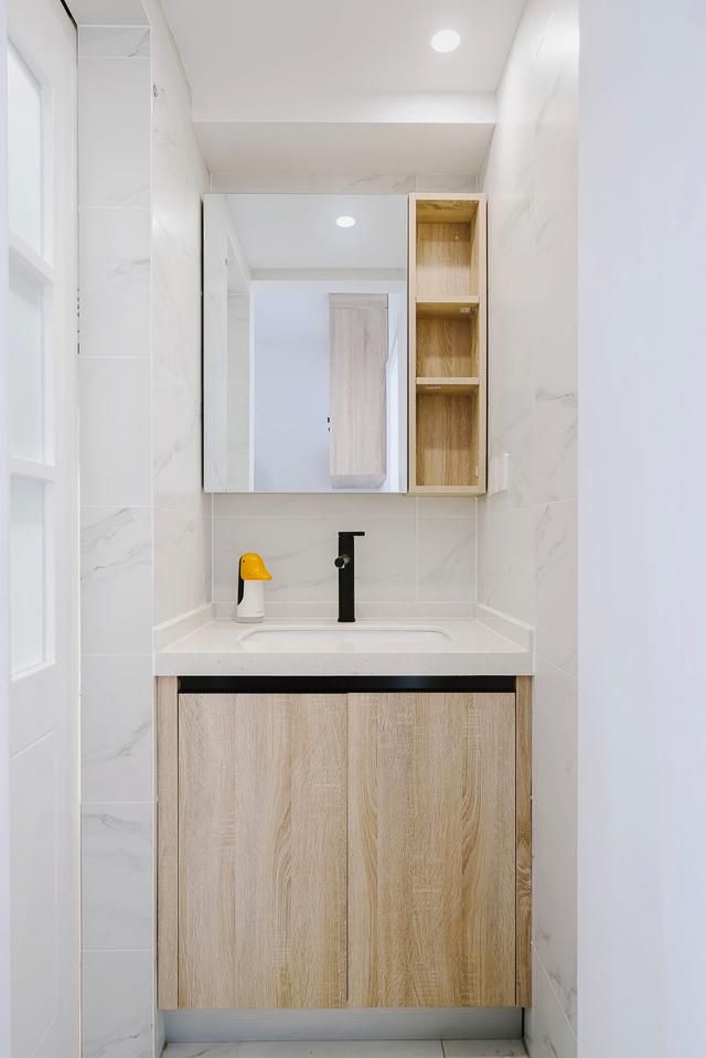 |她家52平两房，一家四口人住，客餐厅一体化，储物空间做到极致