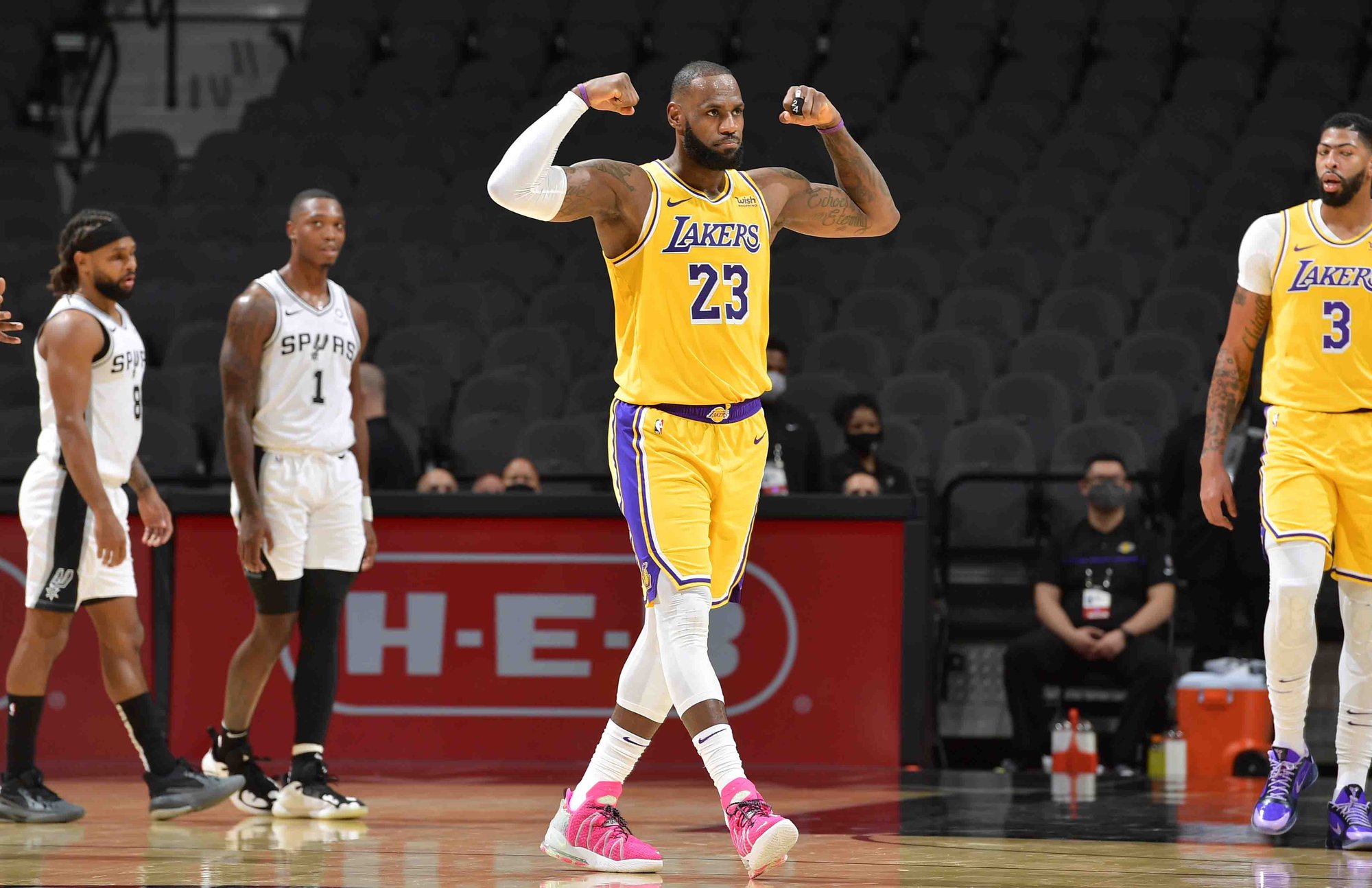 勒布朗·詹姆斯|连续13个赛季，1000场比赛得分上双，乔丹也自愧不如