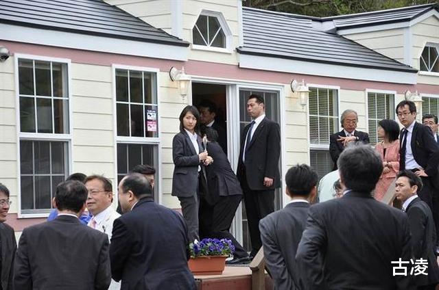 「田萌」日本第一美女保镖: 安倍贴身护卫，曾击败10名壮汉，杀人只需0.2秒