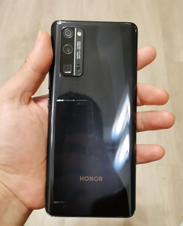 [华为荣耀]华为和荣耀的差距在哪里？你会愿意选华为还是愿意选荣耀？