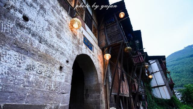 古镇|三面环水的古堡, 不通公路的古镇, 竟然没有一栋现代建筑