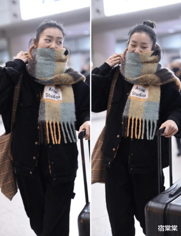 女孩|刘雯穿一身黑,配上拼色围巾,将头发盘起来干净利落又保暖