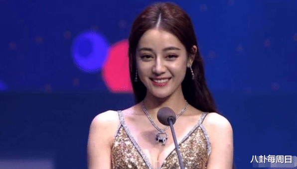 『关晓彤』当热巴撞上关晓彤后,肩膀上的差距太明显,惨不忍睹的对比